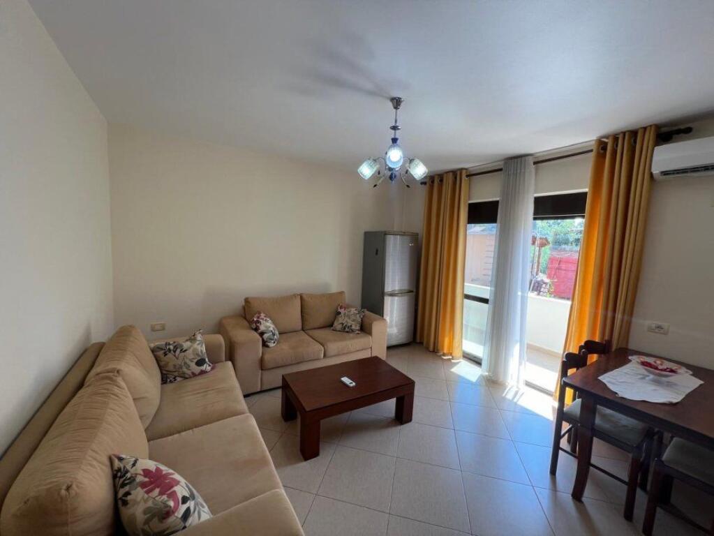 Jepet me qera apartament 1+1 tek Stacioni i trenit