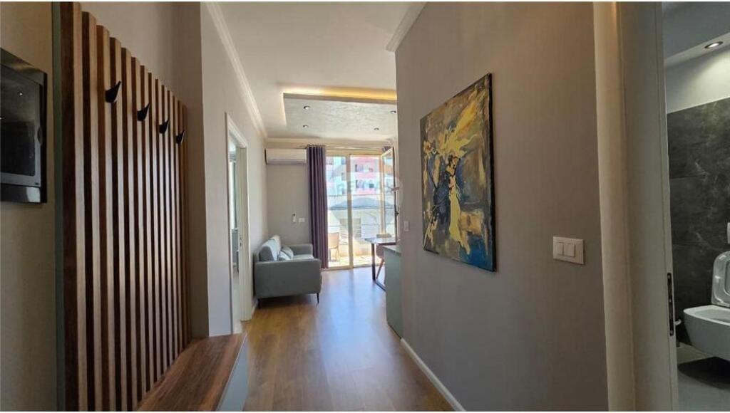 🏠 Apartament 2+1 – Për Qira 📍 Sheshi Isa Boletini, pranë Teatrit – Vlorë