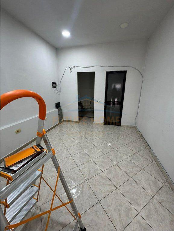 Business premises, for sale at the Cabej Buildings, Misto Mame