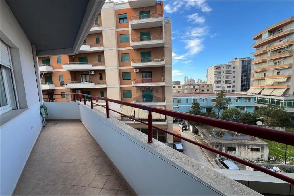 🏡 Apartament 2+1 me Qira – Bulevardi Kryesor, Vlorë