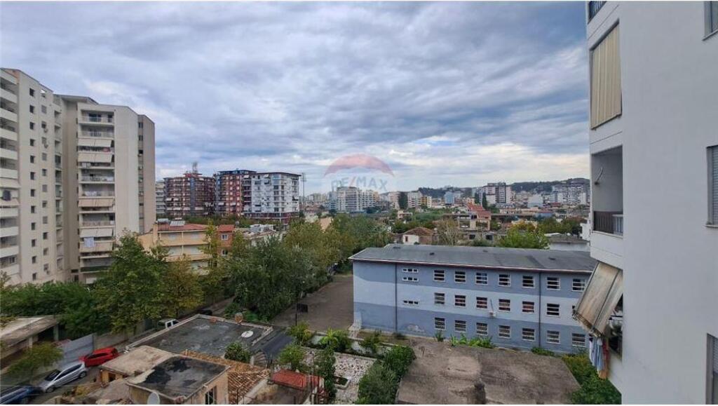 🏠 Apartament 2+1 – Për Qira Afatgjatë 📍 Sheshi Pavarësia / Skelë, Vlorë (pranë shkollës “1 Maji”)