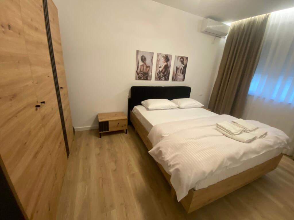 1+1,i mobiluar te ish restorant drr,cmimi 550 mije leke