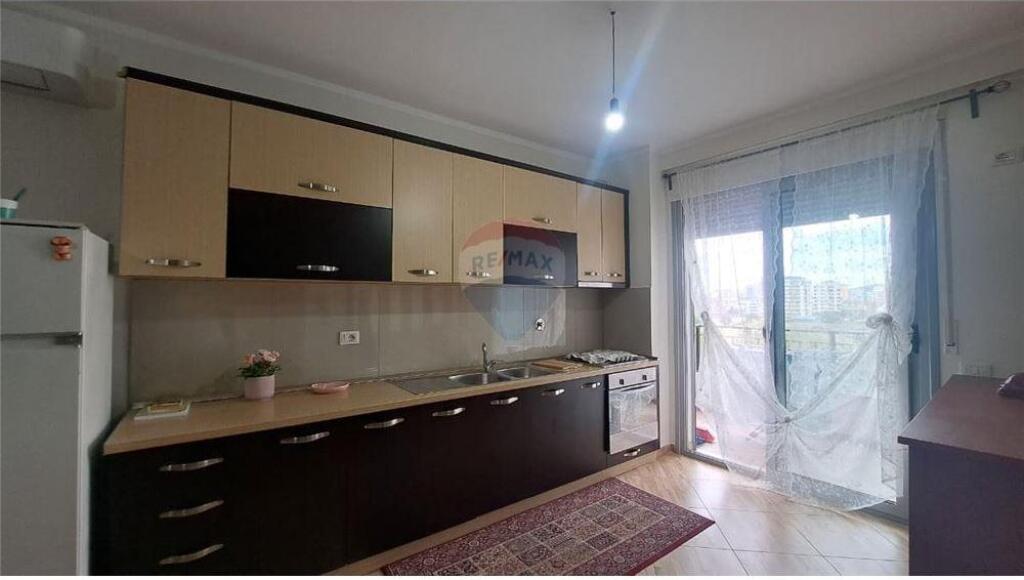 🏠 Apartament 2+1 – Për Qira Afatgjatë 📍 Sheshi Pavarësia / Skelë, Vlorë (pranë shkollës “1 Maji”)
