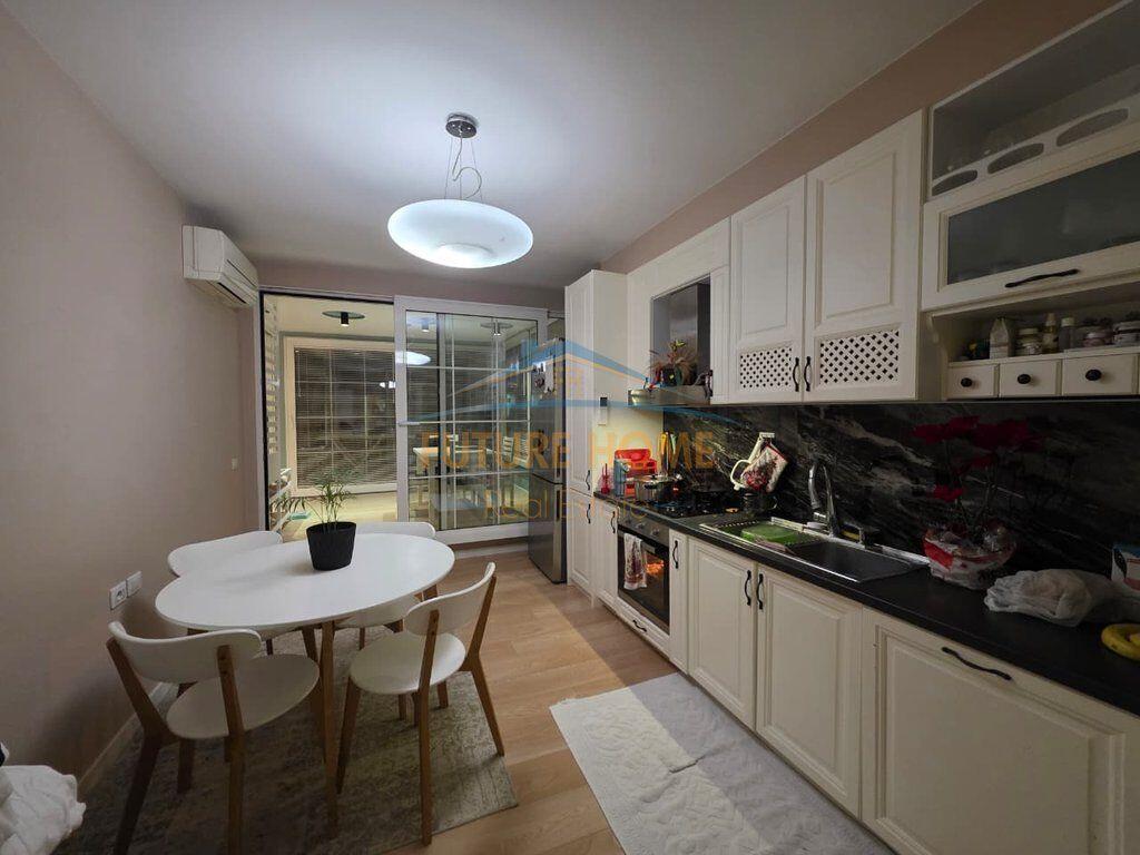 Qera, Apartament 2+1 me verande tek Rruga e Kosovareve!