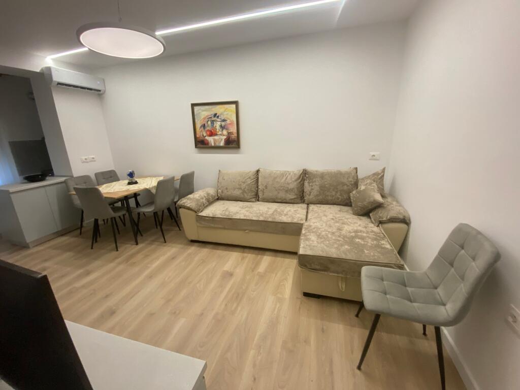 1+1,i mobiluar te ish restorant drr,cmimi 550 mije leke