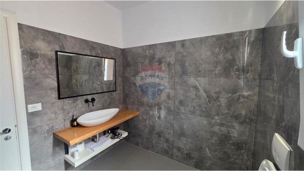🏠 Apartament 2+1 – Për Qira 📍 Sheshi Isa Boletini, pranë Teatrit – Vlorë