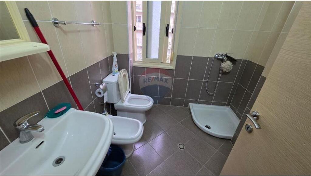 🏠 Apartament 2+1 + Garazh– Për Qira Afatgjatë 📍 Rruga Haziz Xhyheri, Lungomare – pas Hannover Bar, Vlorë