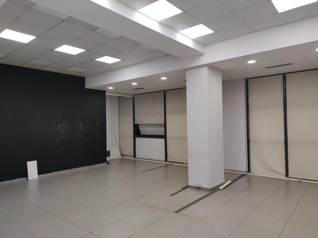 Jepet me qera Ambjent Komercial pranë Kristal Center