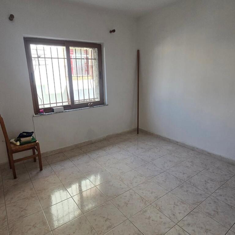 In vendita vicino alla Scuola Rossa (vicino al Nuovo Mercato) Appartamento 1+1