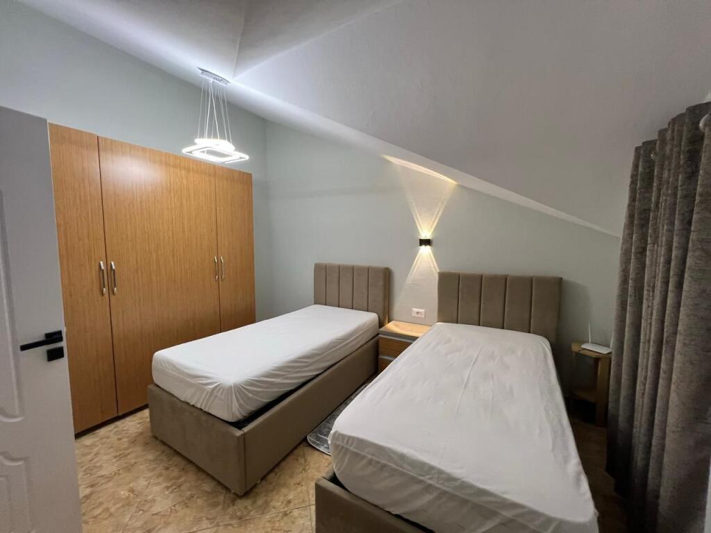 📣 QERA SUPER Apartament 2+1 Me Ballkon 📍 Ish Parku i Autobuzeve, Prane Shkolles "Albanet" ✨