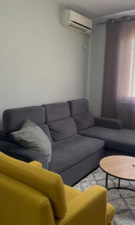 Jepet me qira 1+1 prane 21 Dhjetorit Rr.Frosina Plaku 600 mije leke