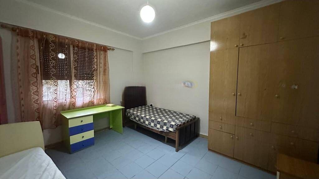 Jepet me qira 2+1, kati i pare i nje shtepie private per studente! 390 € /Muaj