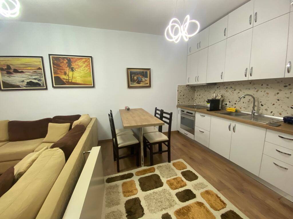 2+1,i mobiluar te kompleksi halili,selvia 650 euro