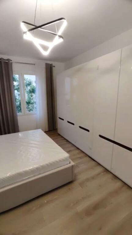 Shitet apartament 1+1 te Rruga e Kavajes