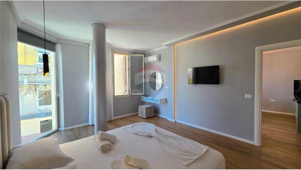 🏠 Apartament 2+1 – Për Qira 📍 Sheshi Isa Boletini, pranë Teatrit – Vlorë