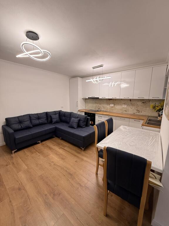 JEPET ME QERA APARTAMENT 1+1, STACIONI TRENIT, DURRES.