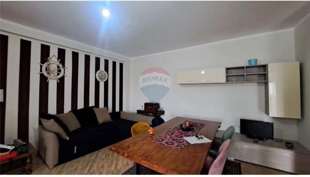 🏠 Apartament 2+1 – Për Qira Afatgjatë 📍 Sheshi Pavarësia / Skelë, Vlorë (pranë shkollës “1 Maji”)
