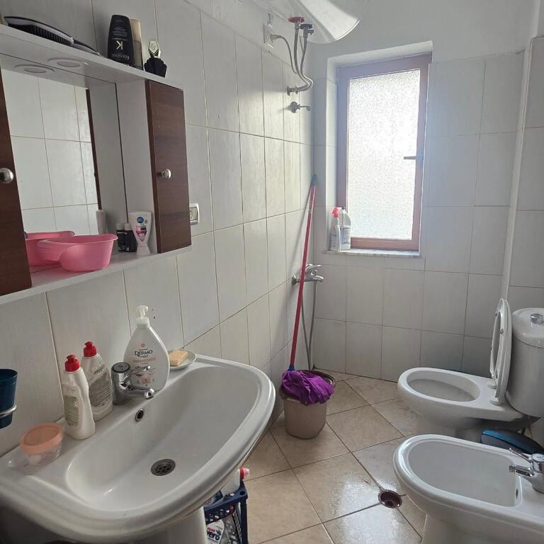 In vendita vicino alla Scuola Rossa (vicino al Nuovo Mercato) Appartamento 1+1