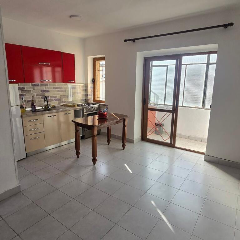 In vendita vicino alla Scuola Rossa (vicino al Nuovo Mercato) Appartamento 1+1