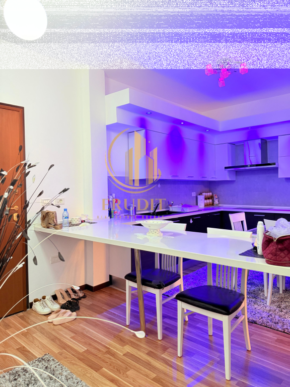 AFFITTASI APPARTAMENTO 2+1 LUNGOMARE, VLORË