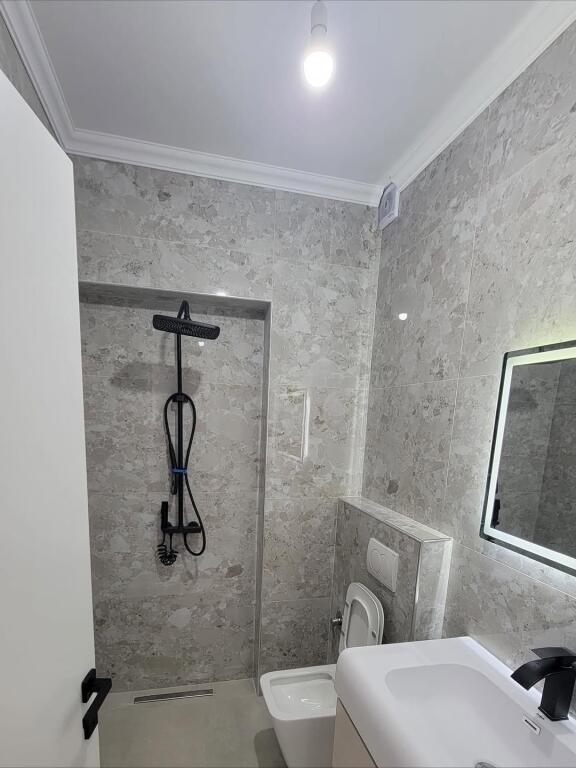 Apartament 2+1 per shitje 📍Te rruga e Bogdaneve, prane kishes Katolike, afer qendres