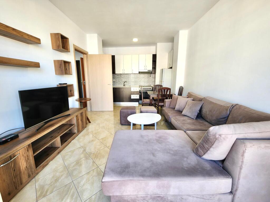 Super Apartament: 1+1 &amp; 1 Garazh + Ballkon me Pamje te Lire 📍Te Ish Tregu Elektrik/ Ali Demi *(560€/Muaj)*  ||  Pallati eshte i Ri, me Ashensor