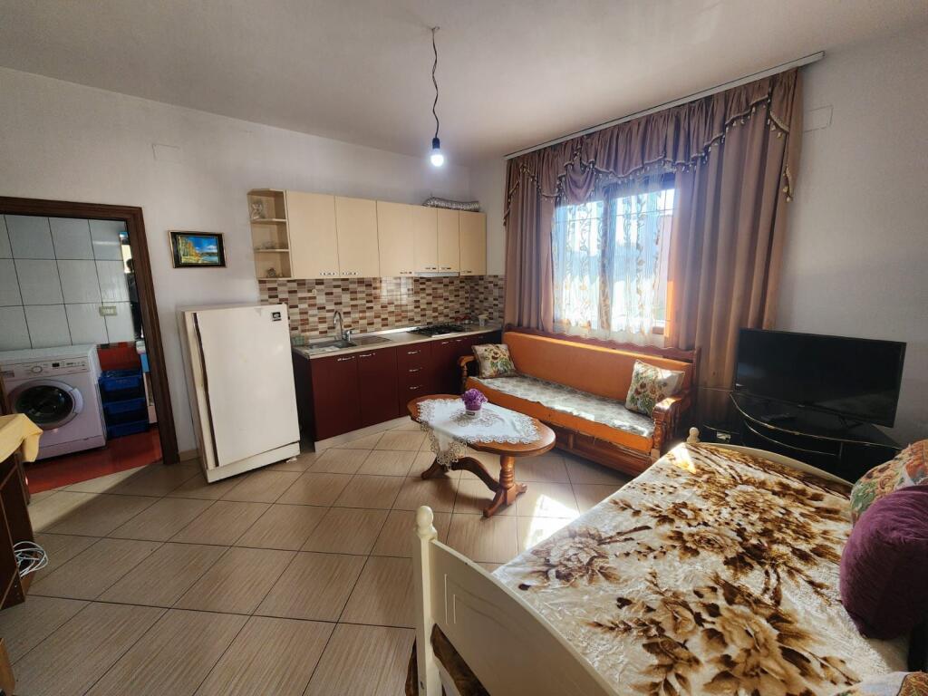 JEOET ME QERA GARSONERE PRANE OROSHIT DURRES