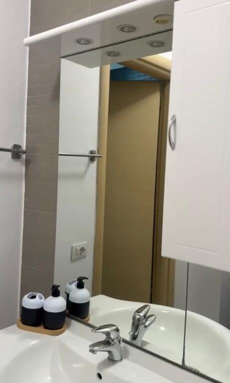 Jepet me qira 1+1 prane 21 Dhjetorit Rr.Frosina Plaku 600 mije leke