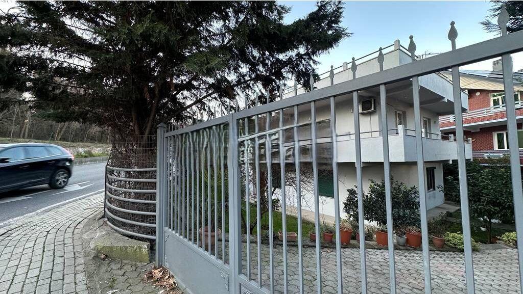 Jepet me qira 2+1, kati i pare i nje shtepie private per studente! 390 € /Muaj