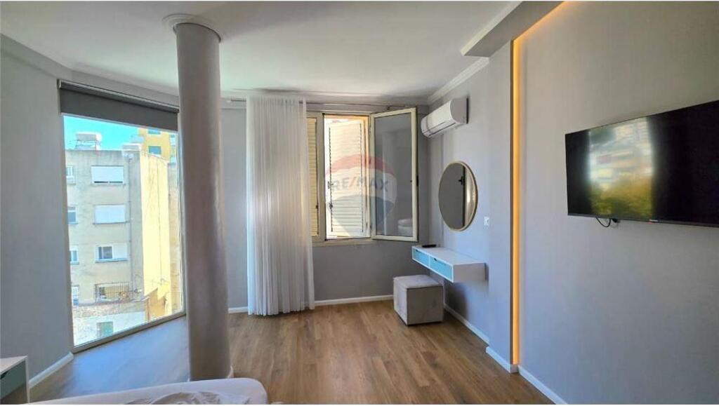 🏠 Apartament 2+1 – Për Qira 📍 Sheshi Isa Boletini, pranë Teatrit – Vlorë