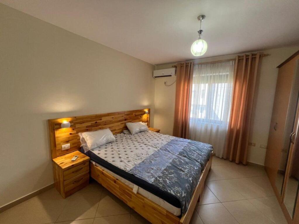 Jepet me qera apartament 1+1 tek Stacioni i trenit