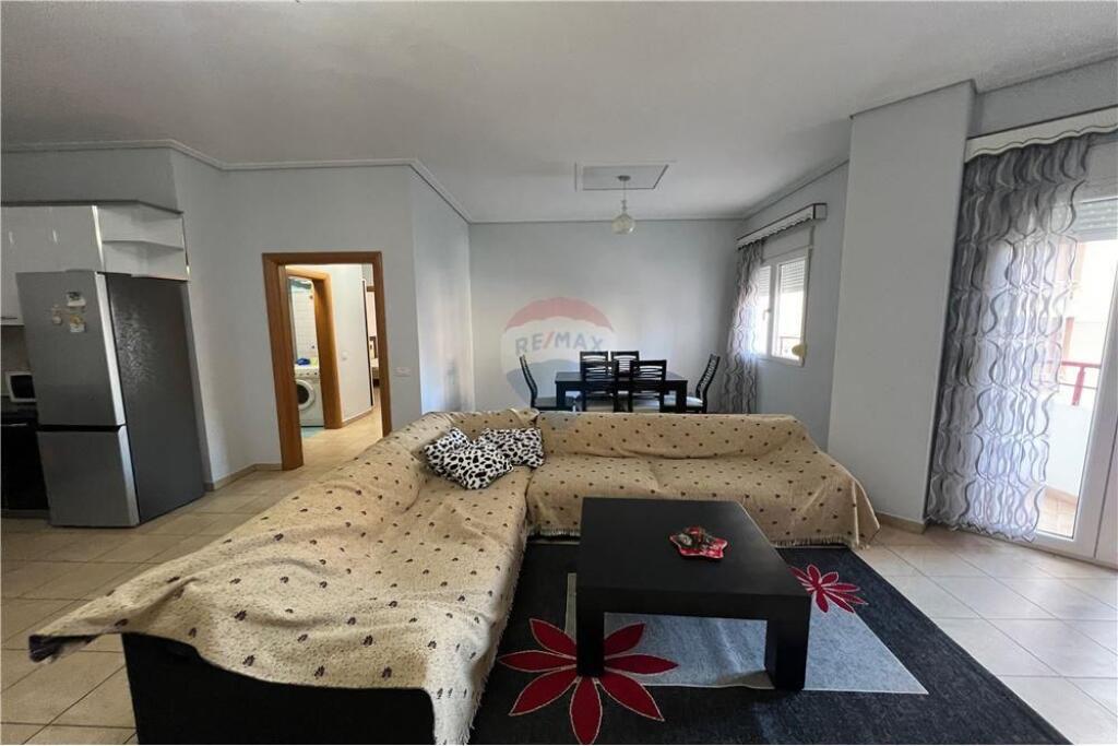 🏡 Apartament 2+1 me Qira – Bulevardi Kryesor, Vlorë