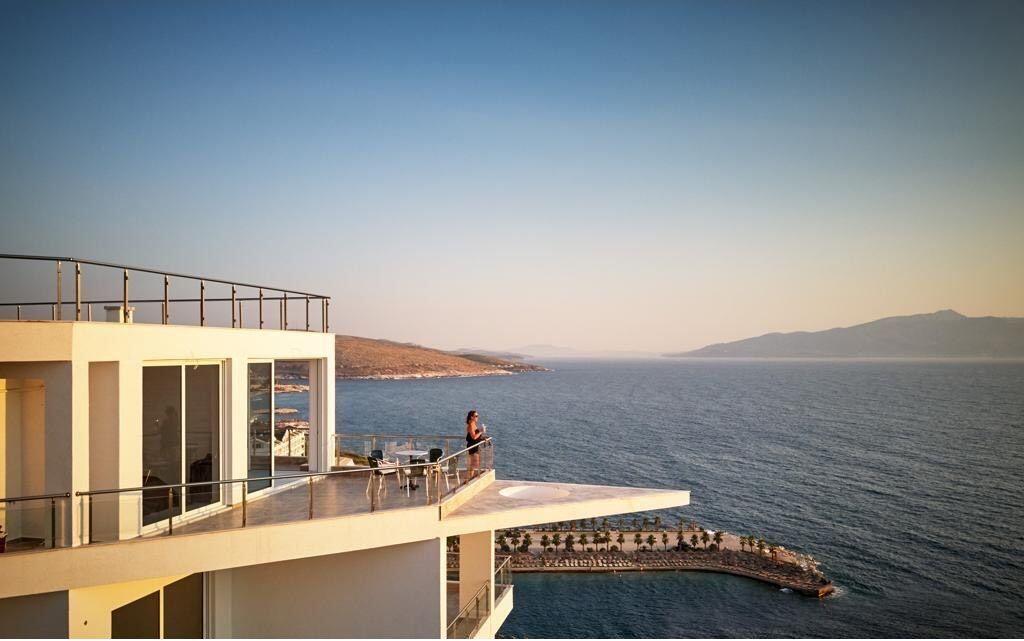 SARANDË, PENTHOUSE LUKSOZ ME PAMJE PANORAMIKE TË HAPUR NDAJ DETIT 505,000 €