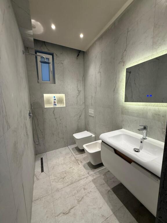 VILE BIZNESI ME QIRA TE GARDEN BUILDING , RRUGA KAVAJES