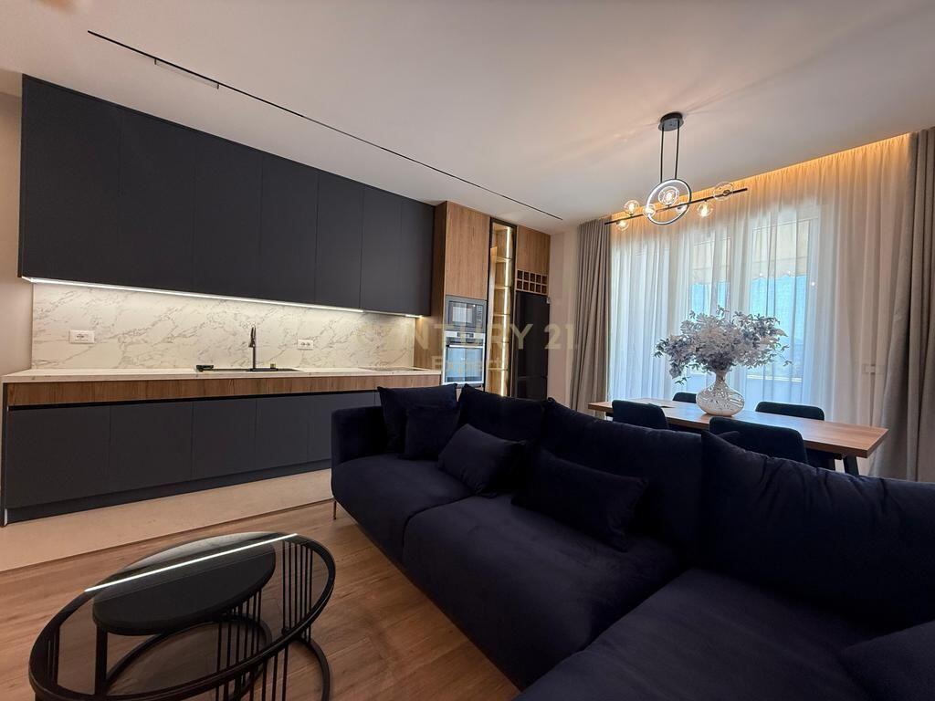 APARTAMENT MODERN 2+1+2 &amp; POST PARKIMI PER QIRA TEK GALERIA, QENDER !!