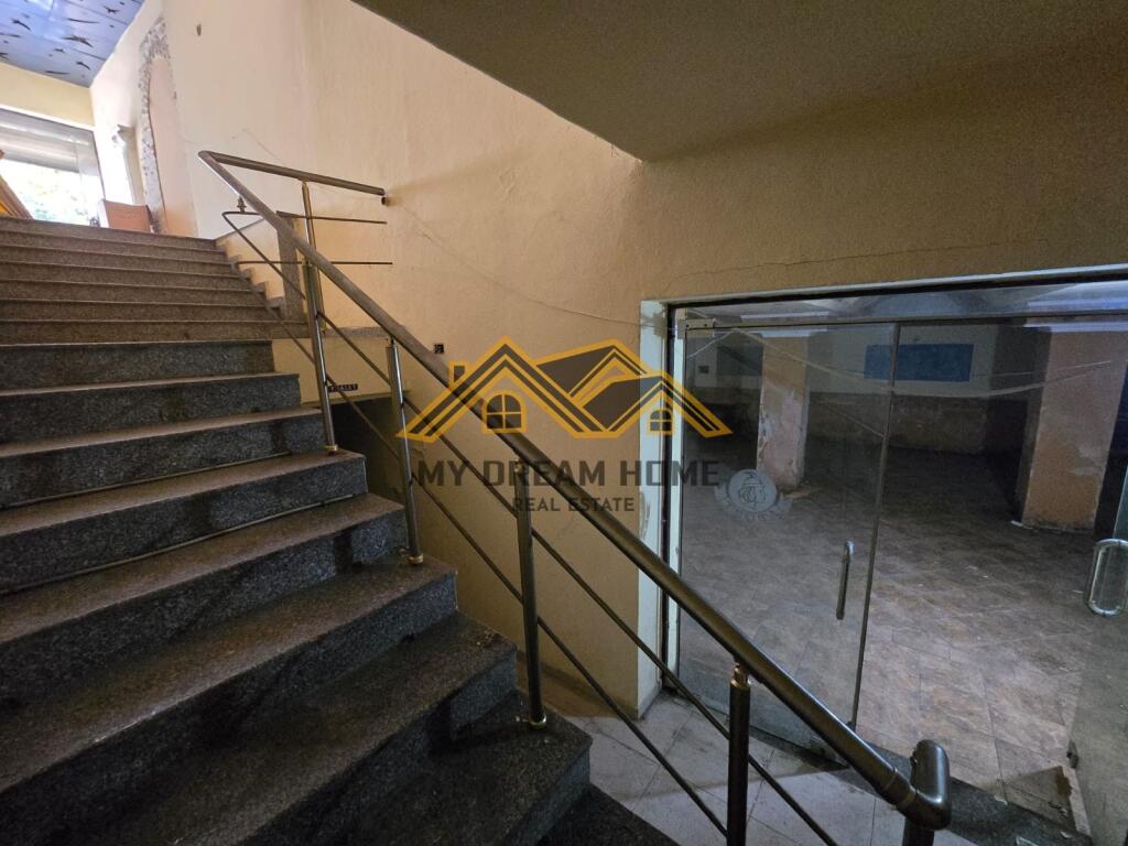 COMMERCIAL SPACE FOR SALE NEAR THE COURT!