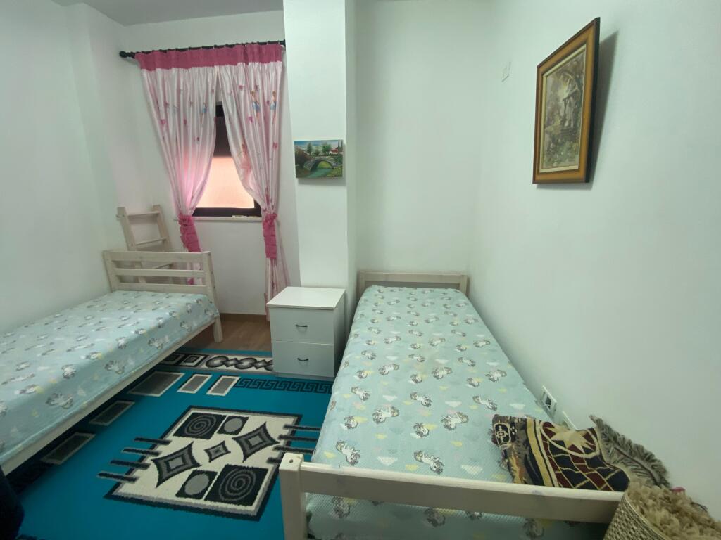 2+1,i mobiluar te kompleksi halili,selvia 650 euro