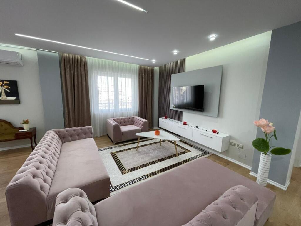 Shitet Apartament 3+1+2 tek Markata,Durres