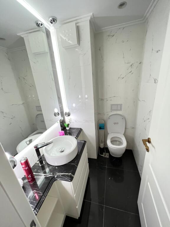 Appartamento 2+1+2 in vendita vicino al Lago Secco  Prezzo: 300.000 € Piano: 3  Superficie:  • Superficie totale: 108 m²  • Superficie netta: 98 m²