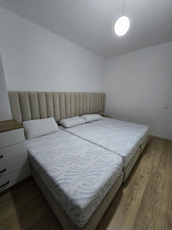 Apartament 1+1, Astir!