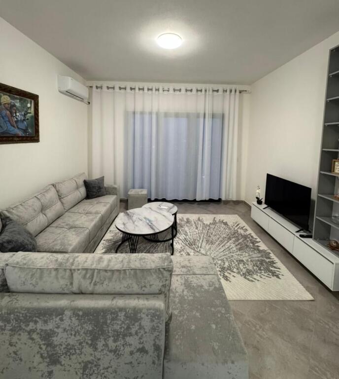 Ofrohet Apartamet 1+1+Post Parkimi me Qira te Kompleksi Green City,Astir!