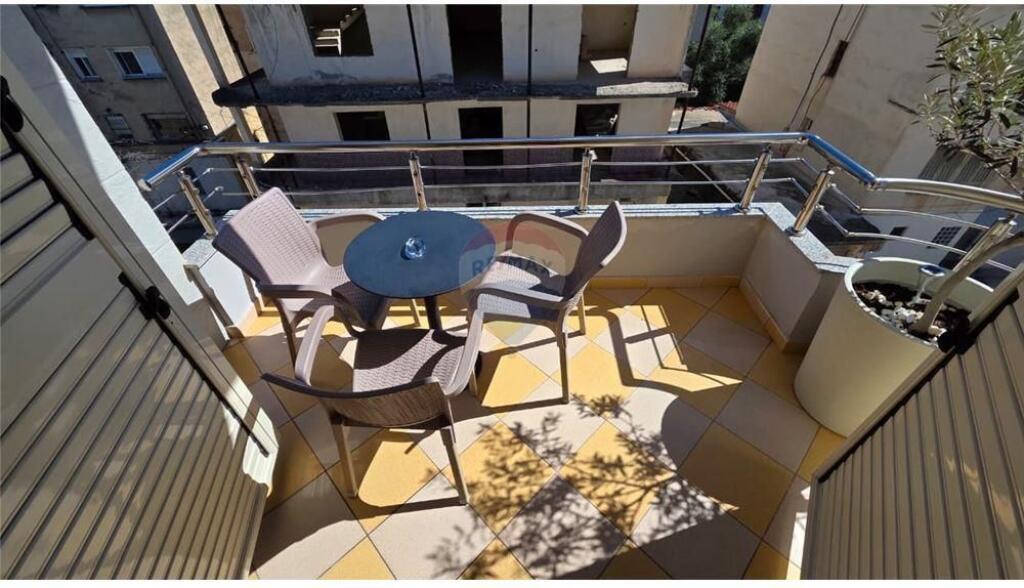 🏠 Apartament 2+1 – Për Qira 📍 Sheshi Isa Boletini, pranë Teatrit – Vlorë