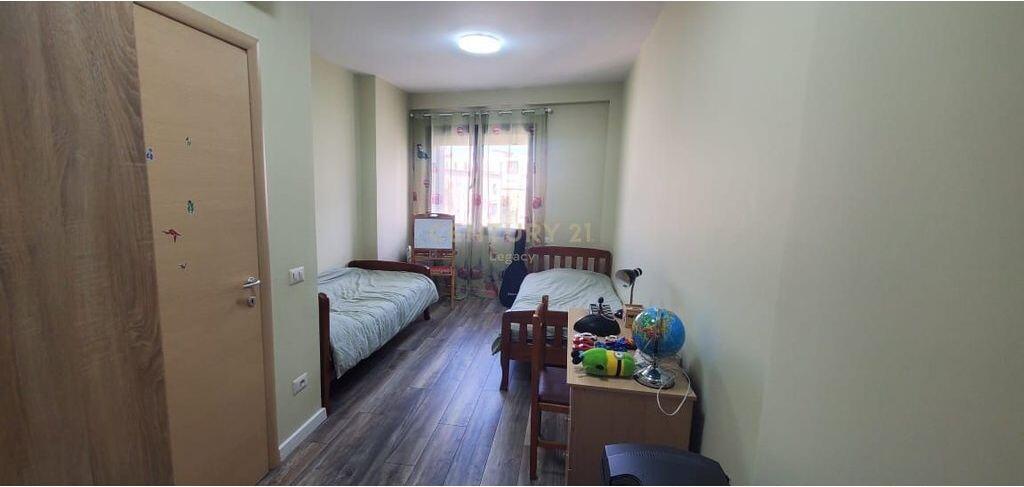Tek komisariati Nr 4 Rr e Dibres, Shitet Apartament 2+1+2+ Post parkimi!!!