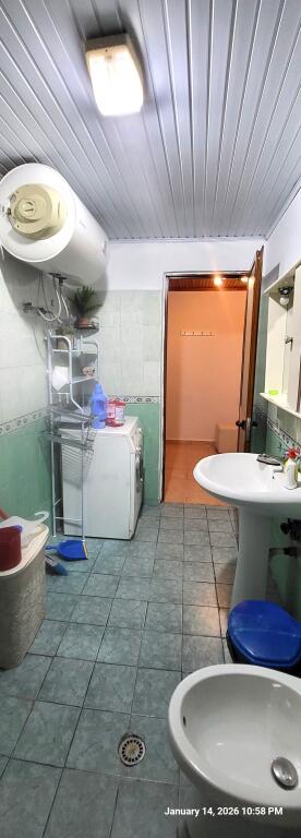 Tirane, appartamento in affitto, 3° piano, 40.000 lek completamente arredato trattabile (Rr. Halit Bega) vicino a QSUT o alla Scuola Unita o alla Scuola Bajram Curri.