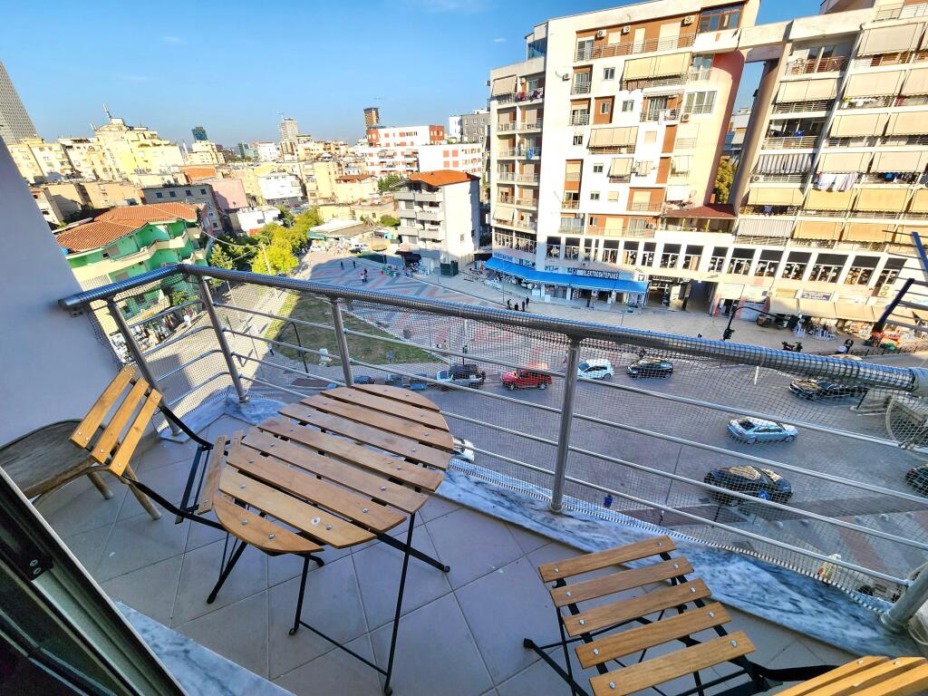 Super Apartament: 1+1 &amp; 1 Garazh + Ballkon me Pamje te Lire 📍Te Ish Tregu Elektrik/ Ali Demi *(560€/Muaj)*  ||  Pallati eshte i Ri, me Ashensor