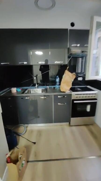 Shitet apartament 1+1 te Rruga e Kavajes