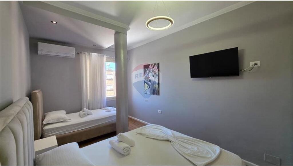 🏠 Apartament 2+1 – Për Qira 📍 Sheshi Isa Boletini, pranë Teatrit – Vlorë