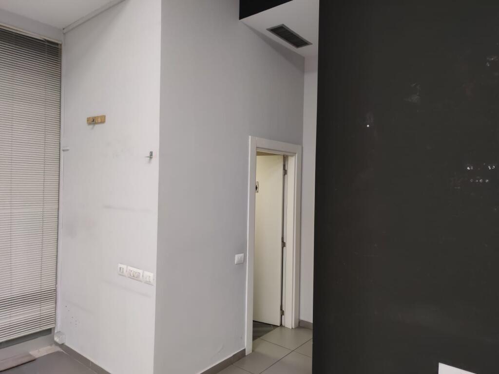 Jepet me qera Ambjent Komercial pranë Kristal Center