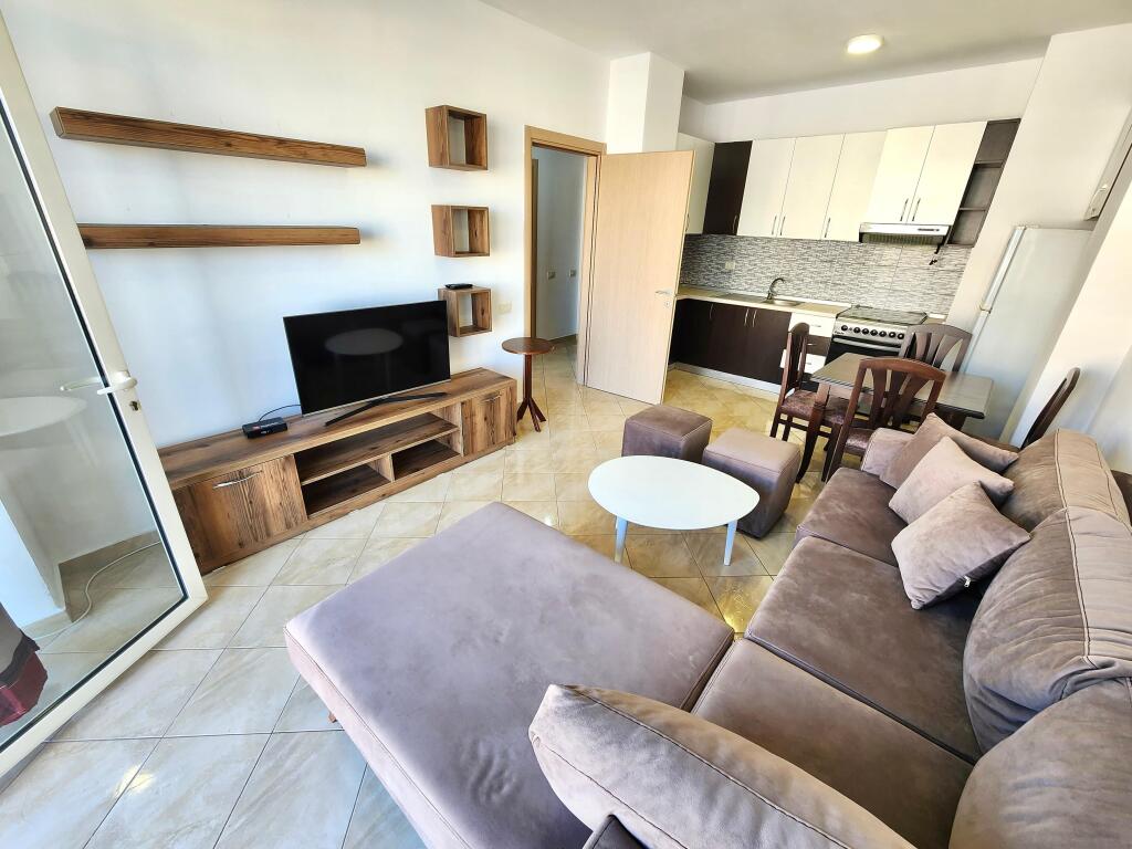 Super Apartament: 1+1 &amp; 1 Garazh + Ballkon me Pamje te Lire 📍Te Ish Tregu Elektrik/ Ali Demi *(560€/Muaj)*  ||  Pallati eshte i Ri, me Ashensor