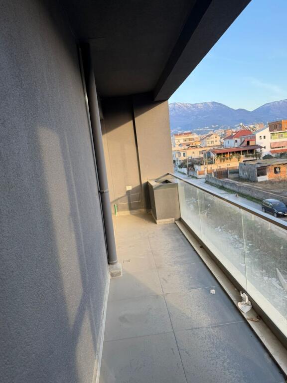 Appartamento 2+1+2 in vendita, Via 5 Maj alla fine vicino ai nuovi edifici 170.000.000 Milioni di Leke